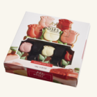 In rood-tinten gedecoreerde chocolade rozen in een doosje