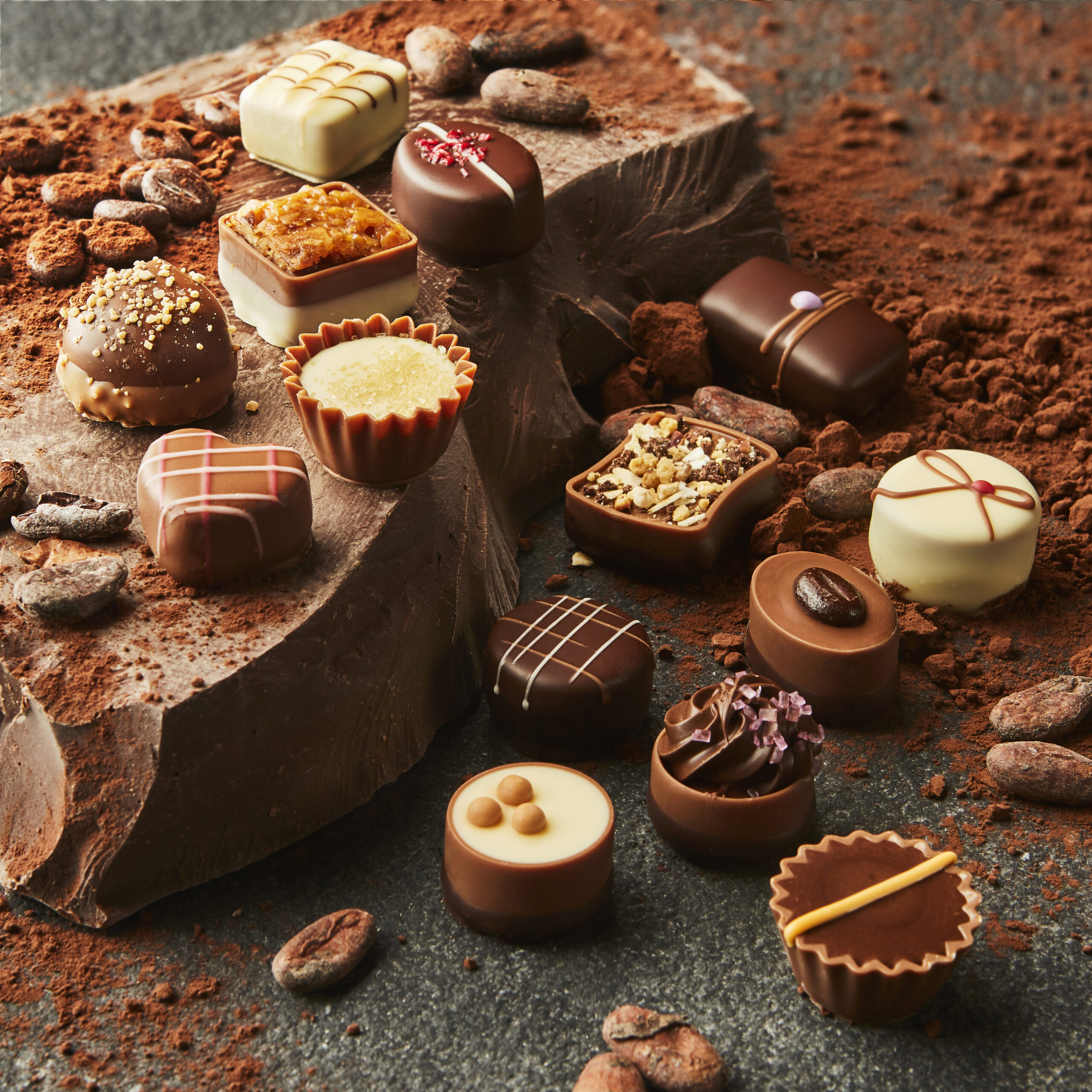 Chocolade bonbons assortiment op blok chocolade met cacao en cacaobonen